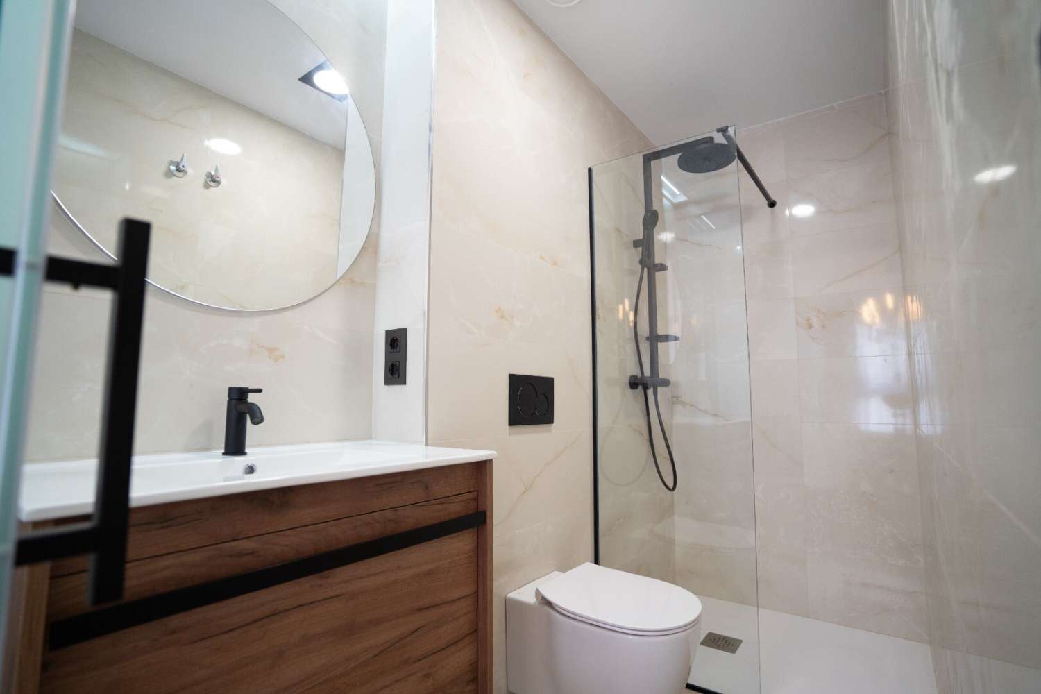 Projet de construction neuve à petite échelle de 26 appartements à Punta Prima, à 1000 m de la mer.