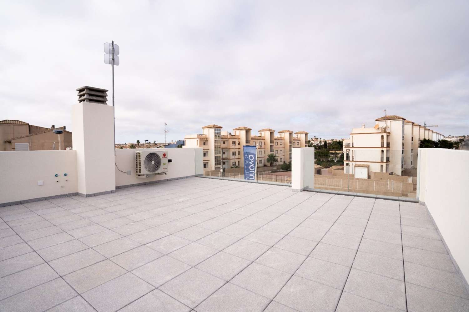 Projet de construction neuve à petite échelle de 26 appartements à Punta Prima, à 1000 m de la mer.
