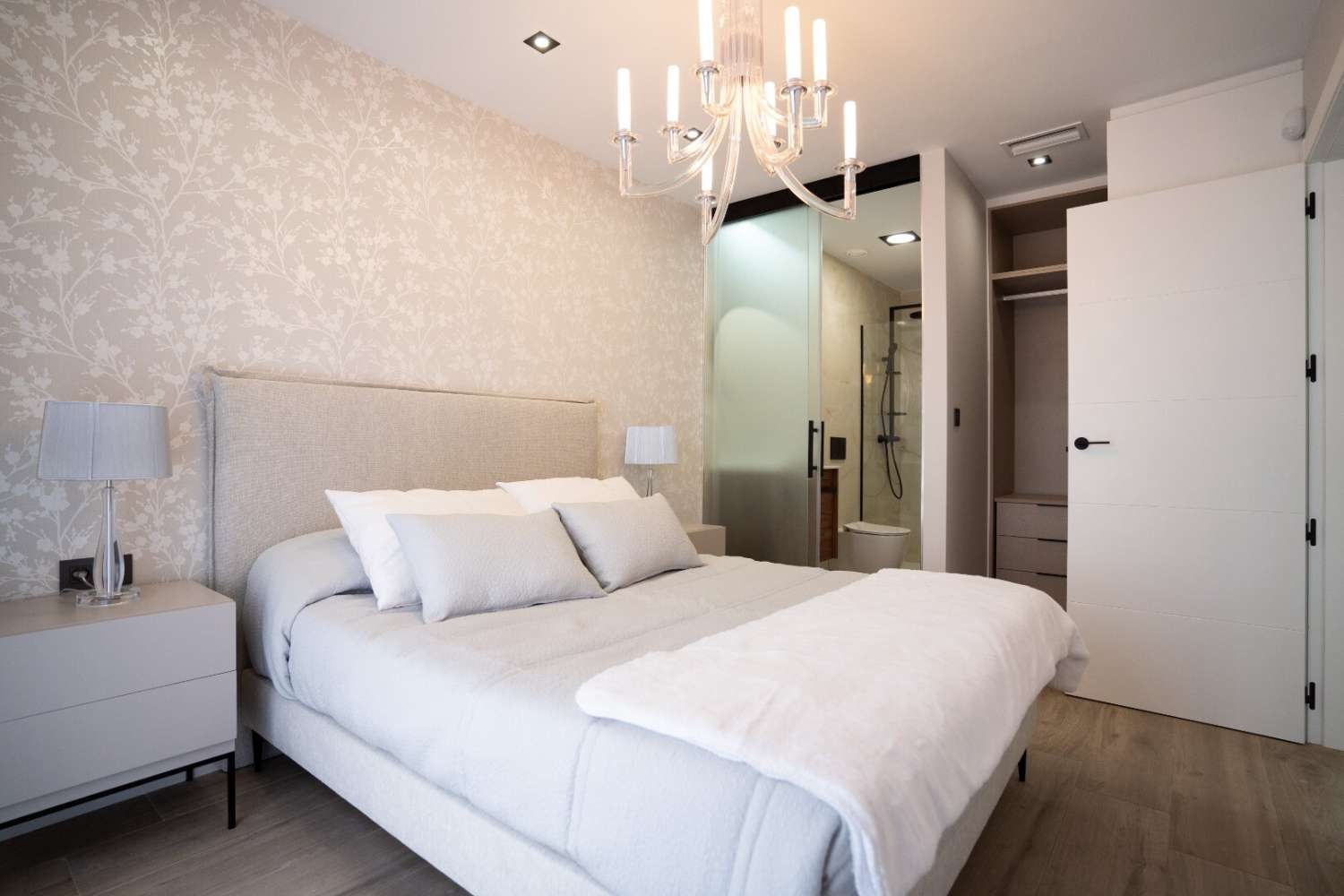 Projet de construction neuve à petite échelle de 26 appartements à Punta Prima, à 1000 m de la mer.