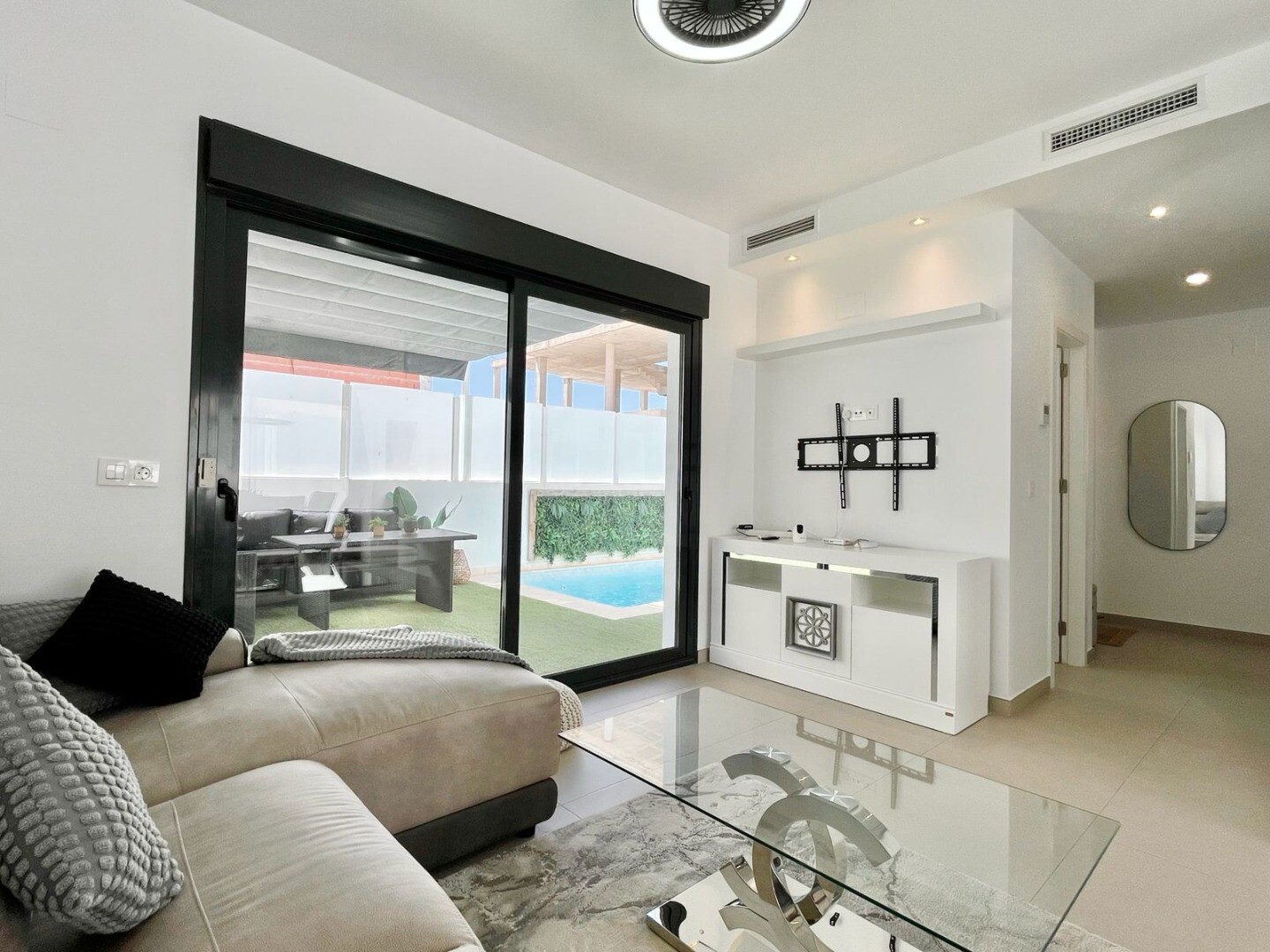 Maison individuelle moderne et exclusive avec piscine privée, terrasses spacieuses et grand garage en sous-sol pouvant accueillir plusieurs véhicules.