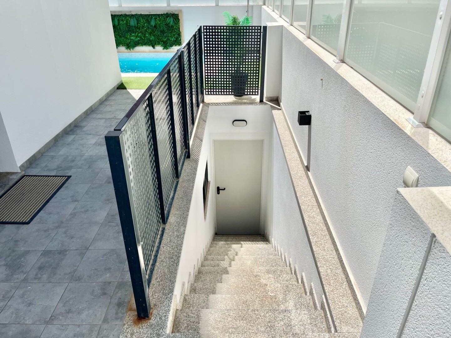 Maison individuelle moderne et exclusive avec piscine privée, terrasses spacieuses et grand garage en sous-sol pouvant accueillir plusieurs véhicules.