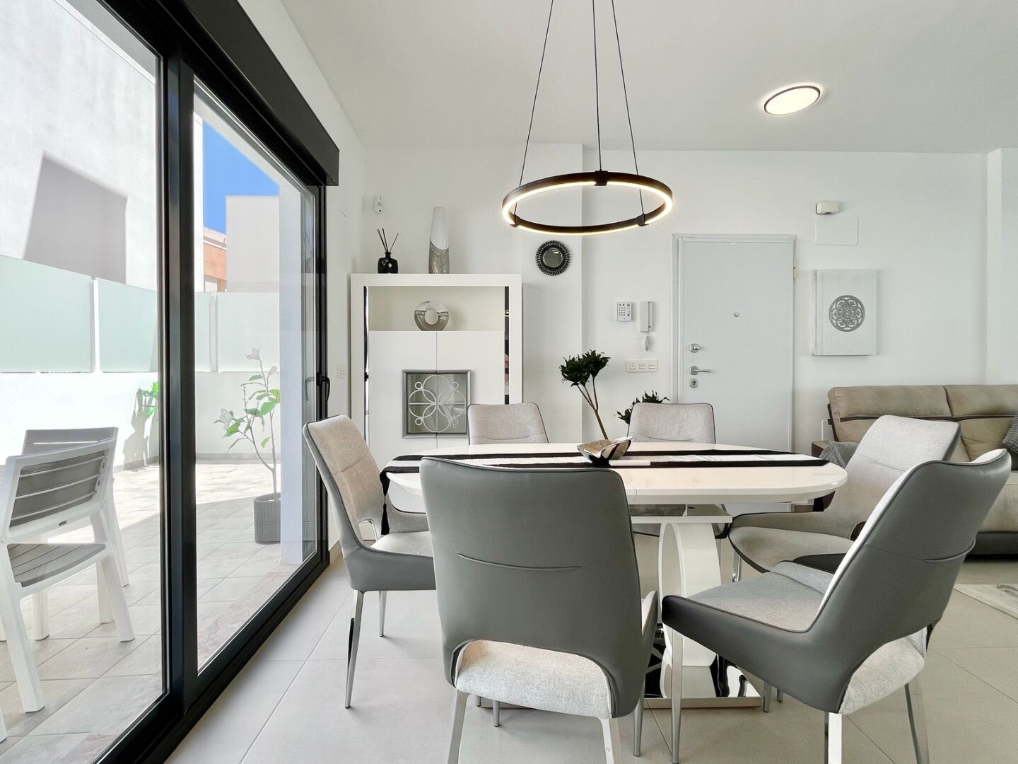 Maison individuelle moderne et exclusive avec piscine privée, terrasses spacieuses et grand garage en sous-sol pouvant accueillir plusieurs véhicules.