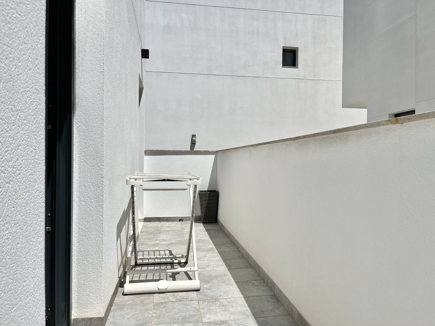 Maison individuelle moderne et exclusive avec piscine privée, terrasses spacieuses et grand garage en sous-sol pouvant accueillir plusieurs véhicules.