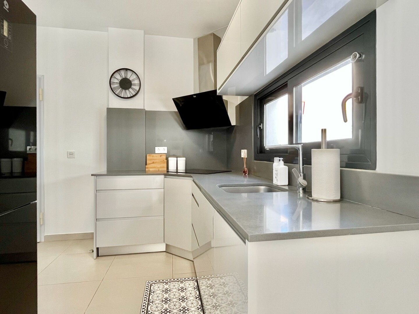 Maison individuelle moderne et exclusive avec piscine privée, terrasses spacieuses et grand garage en sous-sol pouvant accueillir plusieurs véhicules.