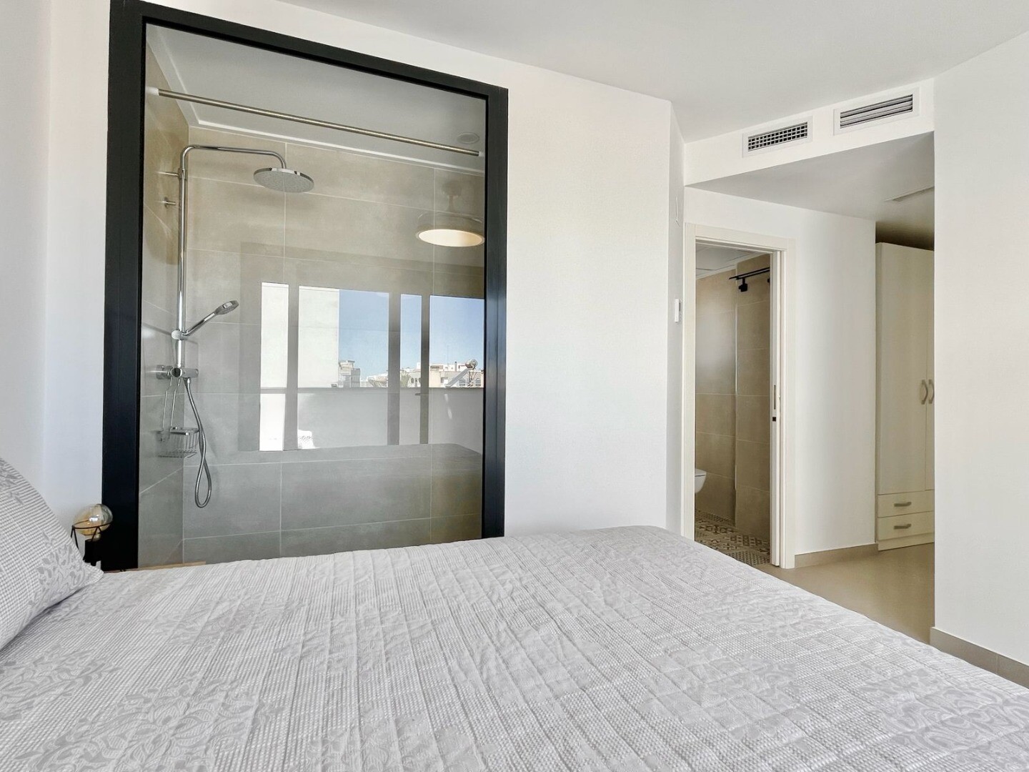 Maison individuelle moderne et exclusive avec piscine privée, terrasses spacieuses et grand garage en sous-sol pouvant accueillir plusieurs véhicules.