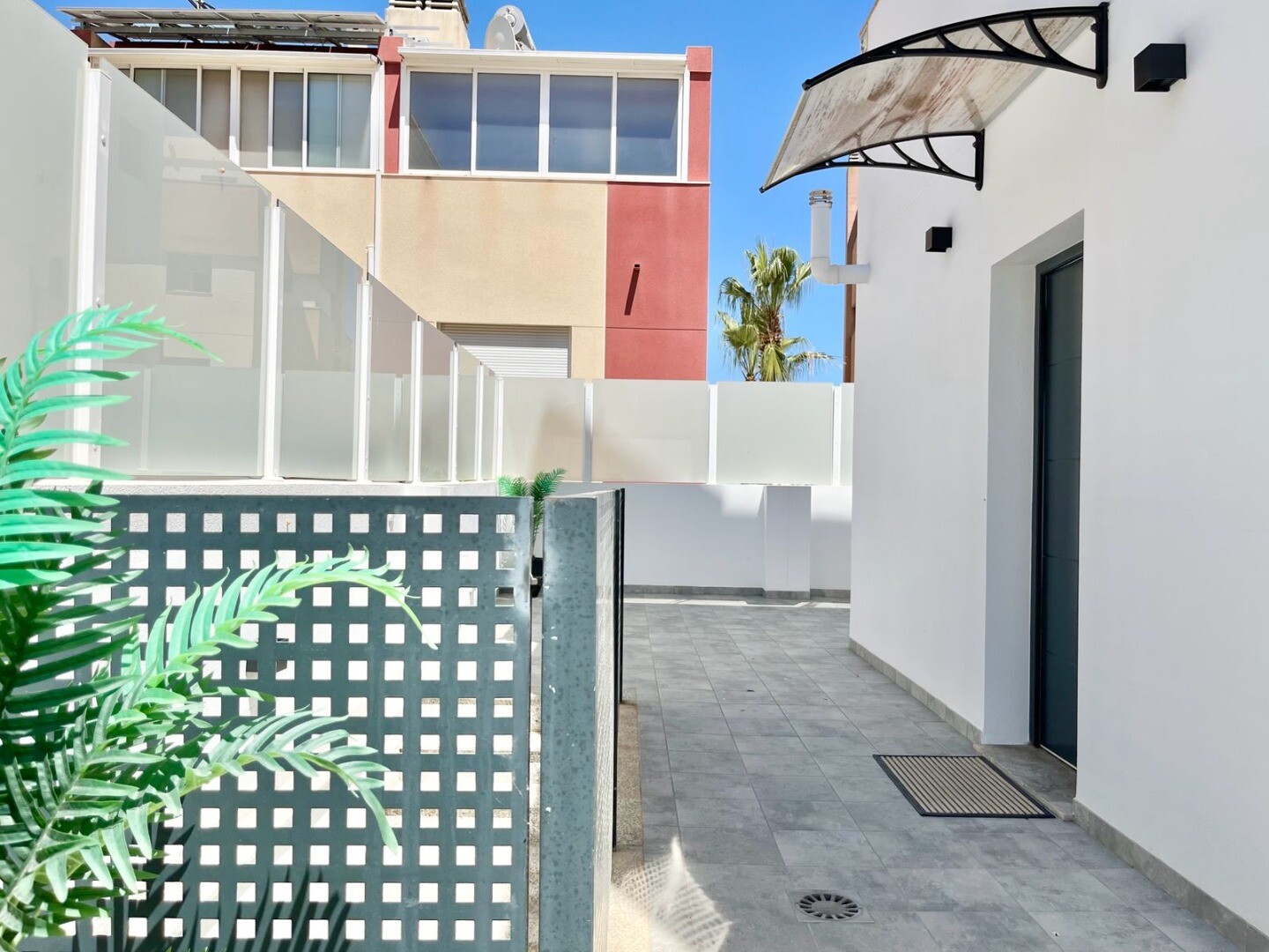 Maison individuelle moderne et exclusive avec piscine privée, terrasses spacieuses et grand garage en sous-sol pouvant accueillir plusieurs véhicules.