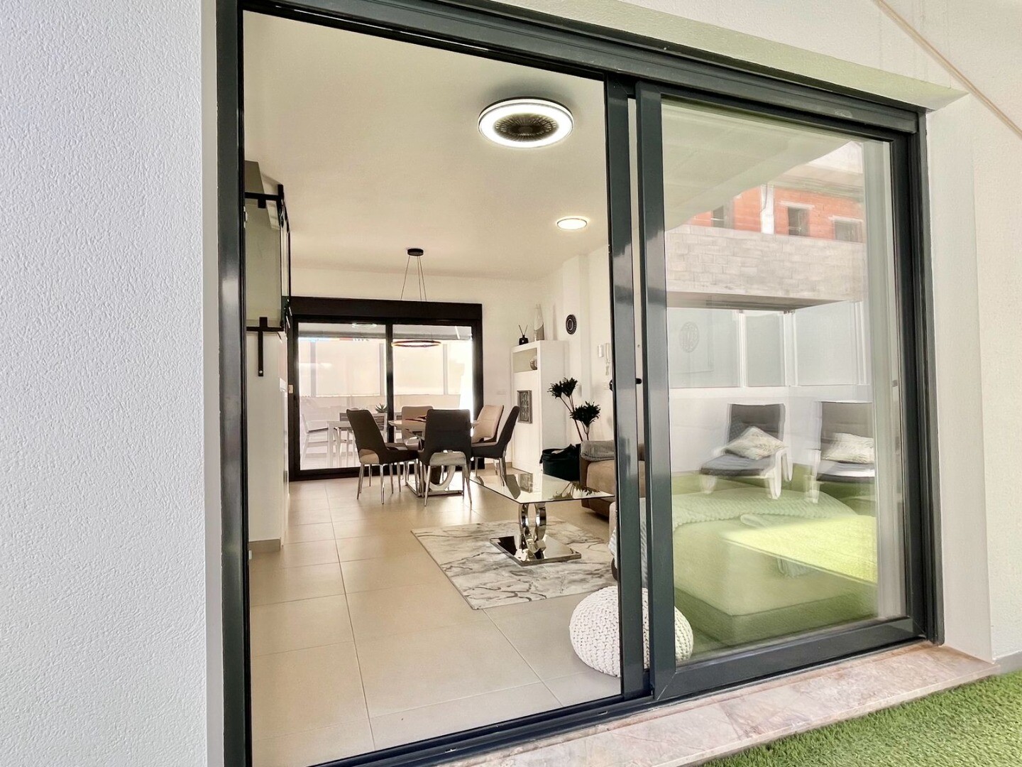 Maison individuelle moderne et exclusive avec piscine privée, terrasses spacieuses et grand garage en sous-sol pouvant accueillir plusieurs véhicules.