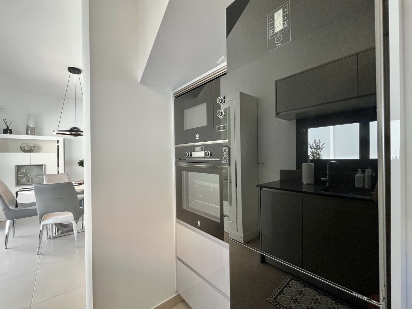 Maison individuelle moderne et exclusive avec piscine privée, terrasses spacieuses et grand garage en sous-sol pouvant accueillir plusieurs véhicules.