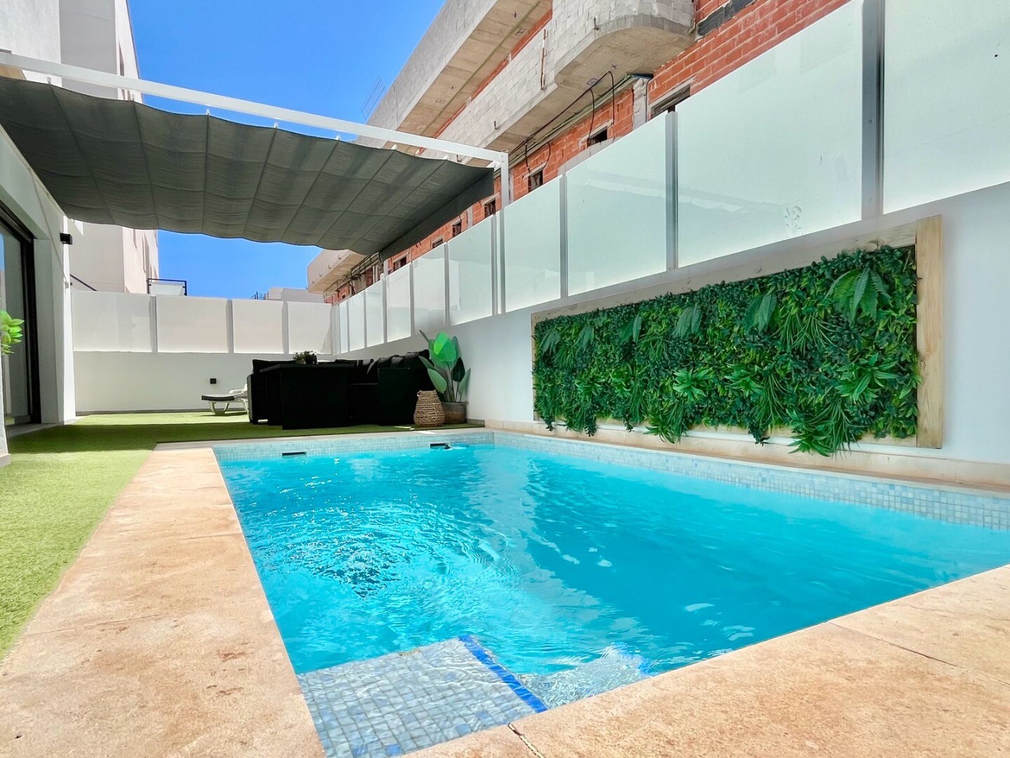 Maison individuelle moderne et exclusive avec piscine privée, terrasses spacieuses et grand garage en sous-sol pouvant accueillir plusieurs véhicules.