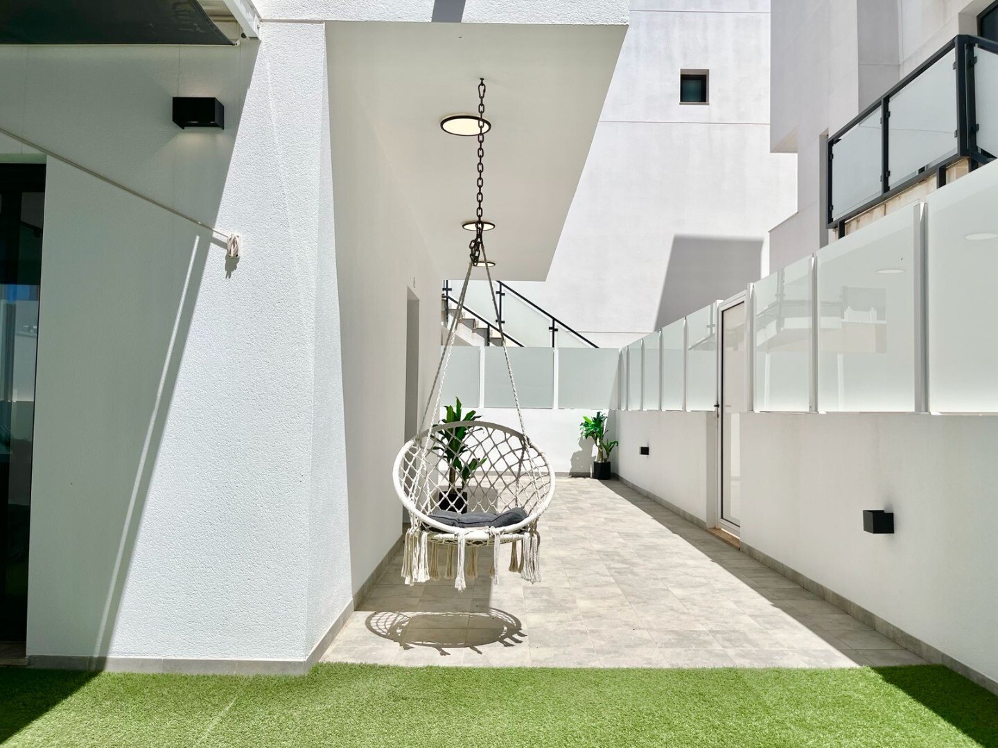 Maison individuelle moderne et exclusive avec piscine privée, terrasses spacieuses et grand garage en sous-sol pouvant accueillir plusieurs véhicules.