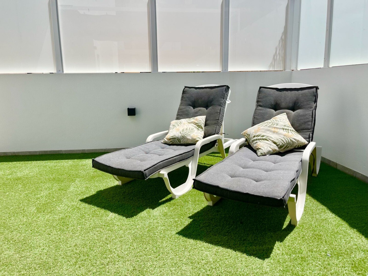Maison individuelle moderne et exclusive avec piscine privée, terrasses spacieuses et grand garage en sous-sol pouvant accueillir plusieurs véhicules.