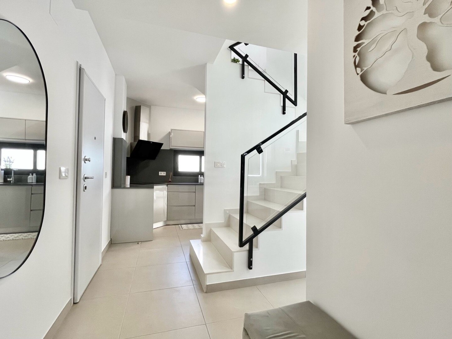 Maison individuelle moderne et exclusive avec piscine privée, terrasses spacieuses et grand garage en sous-sol pouvant accueillir plusieurs véhicules.