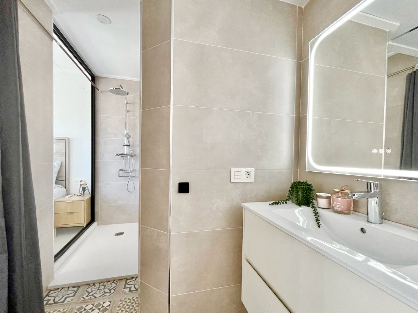 Maison individuelle moderne et exclusive avec piscine privée, terrasses spacieuses et grand garage en sous-sol pouvant accueillir plusieurs véhicules.