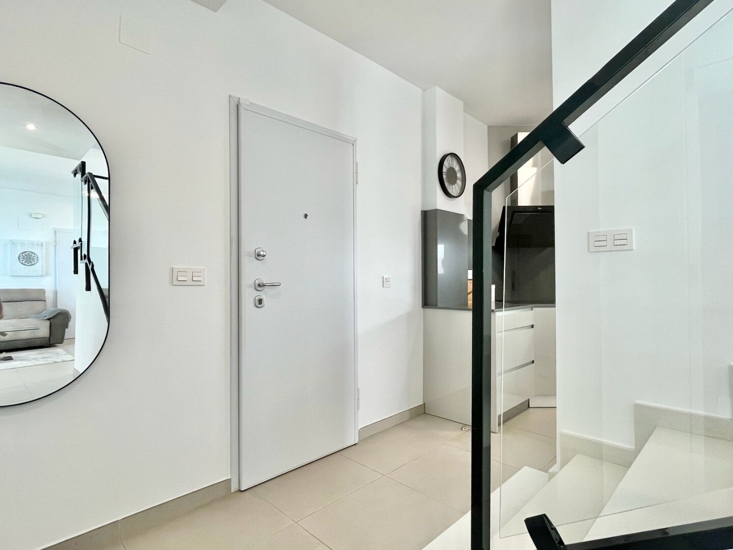 Maison individuelle moderne et exclusive avec piscine privée, terrasses spacieuses et grand garage en sous-sol pouvant accueillir plusieurs véhicules.