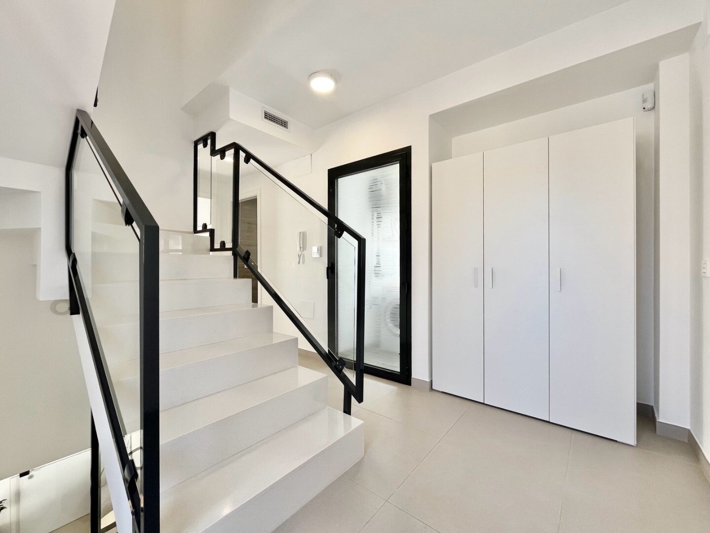 Maison individuelle moderne et exclusive avec piscine privée, terrasses spacieuses et grand garage en sous-sol pouvant accueillir plusieurs véhicules.