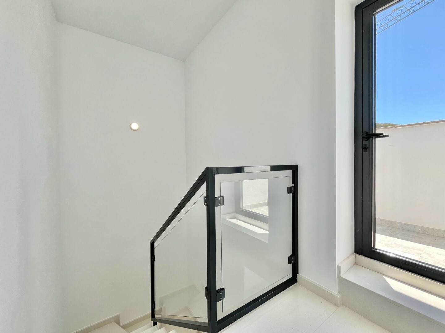 Maison individuelle moderne et exclusive avec piscine privée, terrasses spacieuses et grand garage en sous-sol pouvant accueillir plusieurs véhicules.