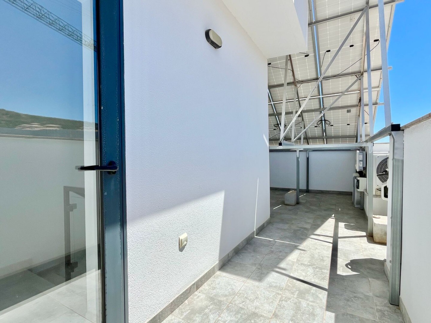 Maison individuelle moderne et exclusive avec piscine privée, terrasses spacieuses et grand garage en sous-sol pouvant accueillir plusieurs véhicules.