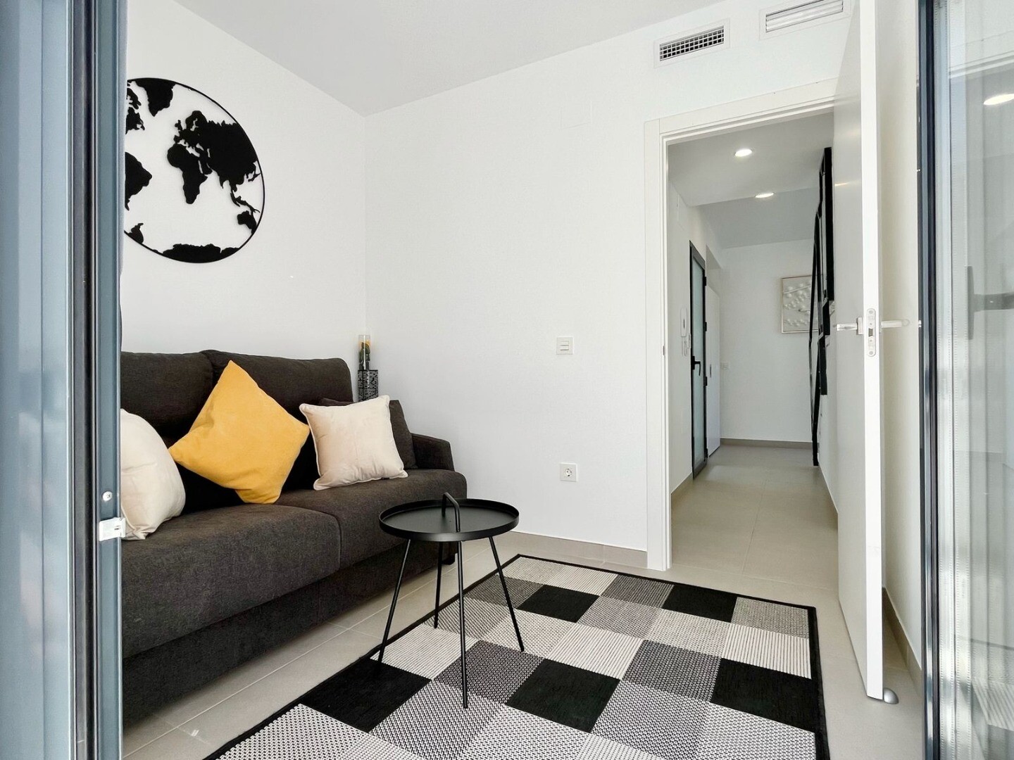 Maison individuelle moderne et exclusive avec piscine privée, terrasses spacieuses et grand garage en sous-sol pouvant accueillir plusieurs véhicules.