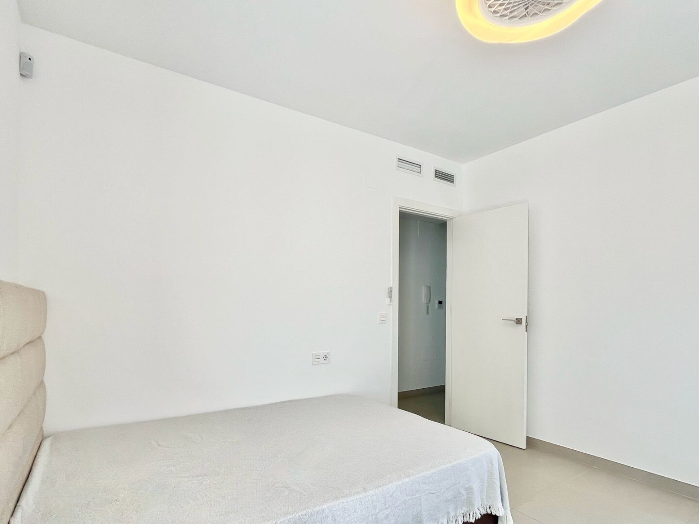 Maison individuelle moderne et exclusive avec piscine privée, terrasses spacieuses et grand garage en sous-sol pouvant accueillir plusieurs véhicules.