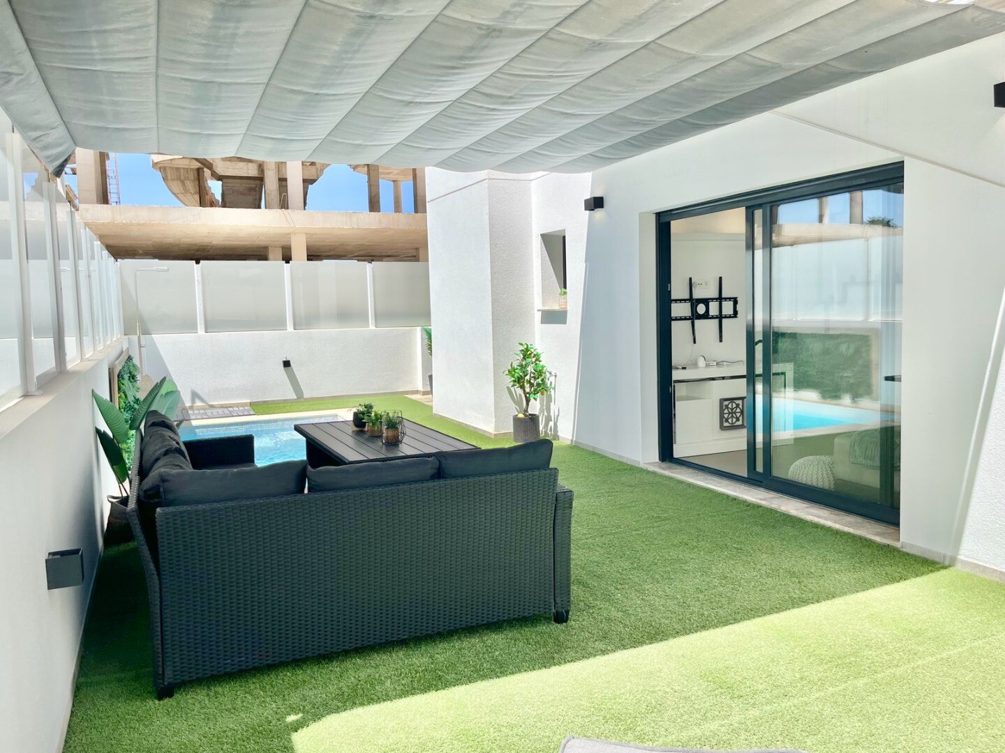 Maison individuelle moderne et exclusive avec piscine privée, terrasses spacieuses et grand garage en sous-sol pouvant accueillir plusieurs véhicules.