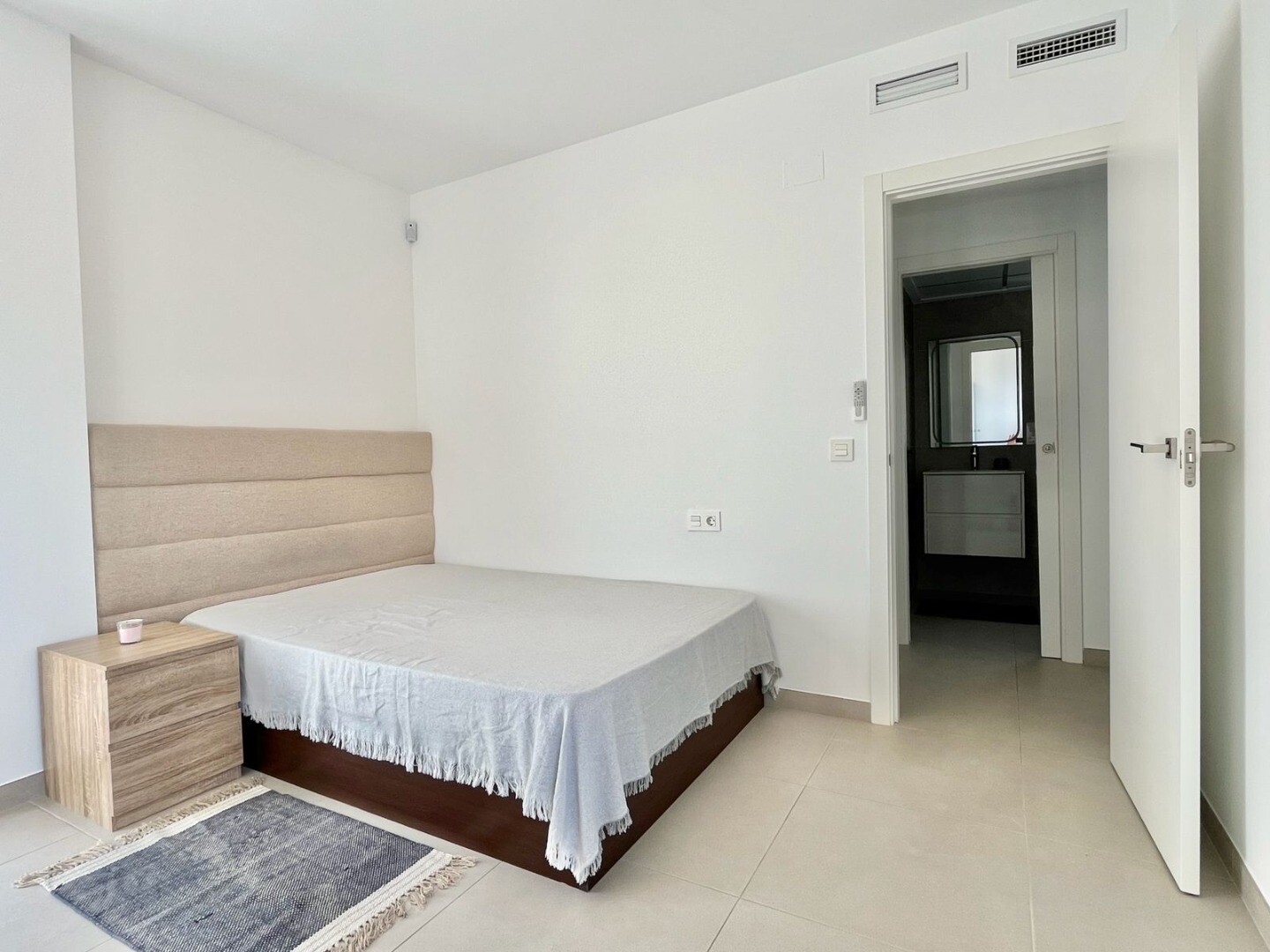 Maison individuelle moderne et exclusive avec piscine privée, terrasses spacieuses et grand garage en sous-sol pouvant accueillir plusieurs véhicules.