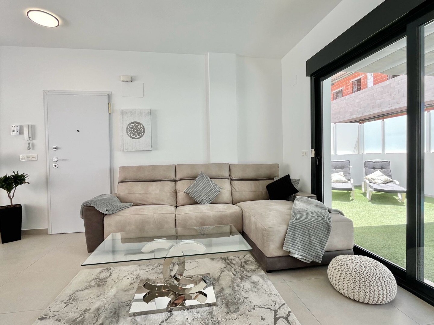 Maison individuelle moderne et exclusive avec piscine privée, terrasses spacieuses et grand garage en sous-sol pouvant accueillir plusieurs véhicules.