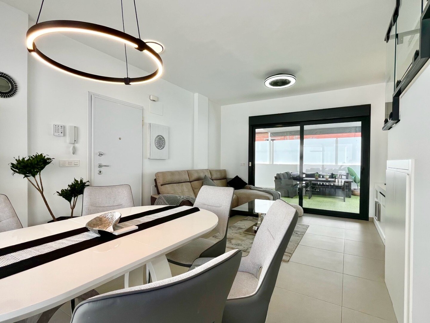 Maison individuelle moderne et exclusive avec piscine privée, terrasses spacieuses et grand garage en sous-sol pouvant accueillir plusieurs véhicules.