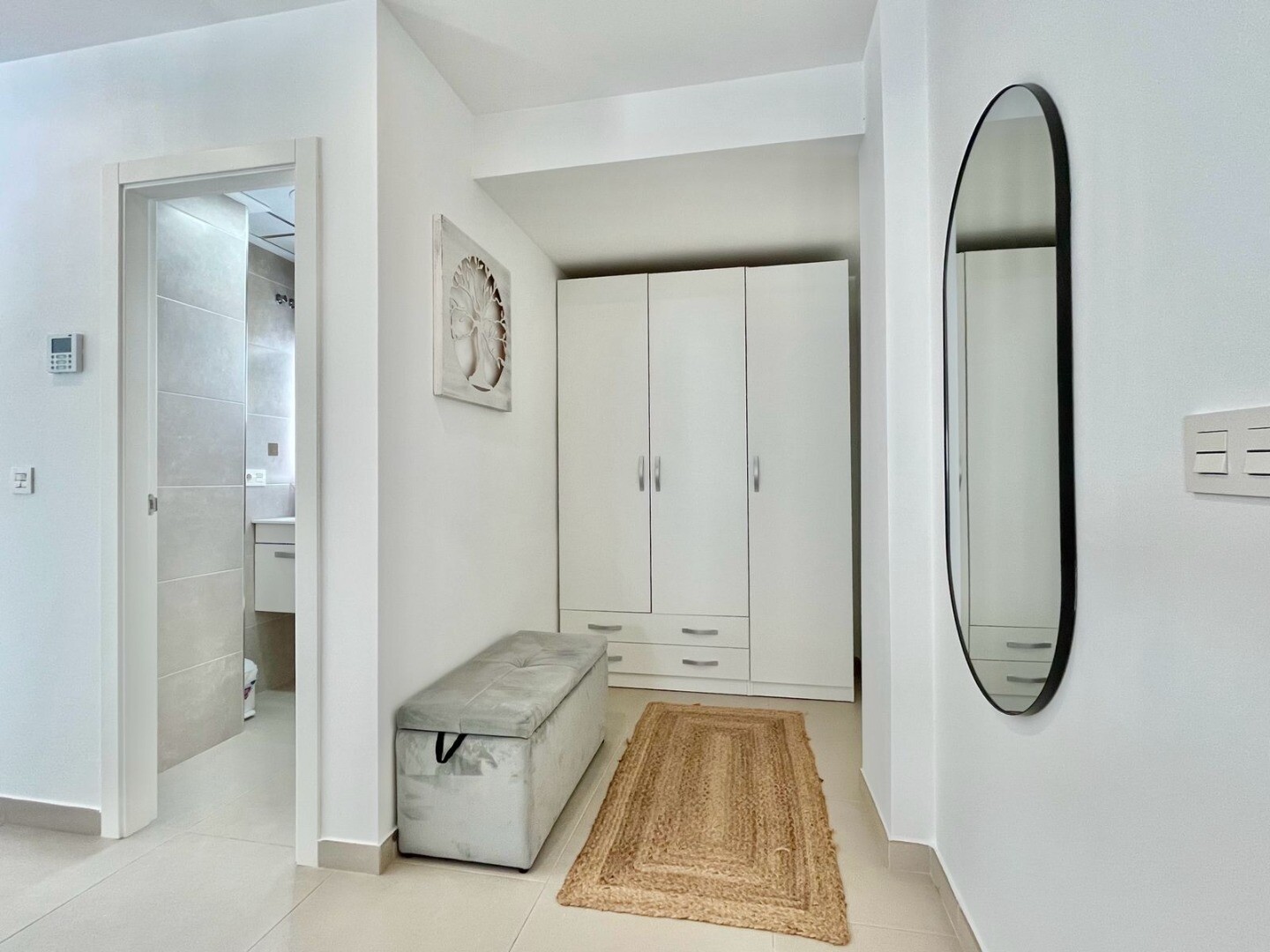 Maison individuelle moderne et exclusive avec piscine privée, terrasses spacieuses et grand garage en sous-sol pouvant accueillir plusieurs véhicules.