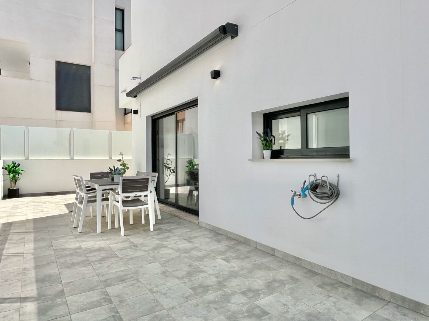 Maison individuelle moderne et exclusive avec piscine privée, terrasses spacieuses et grand garage en sous-sol pouvant accueillir plusieurs véhicules.