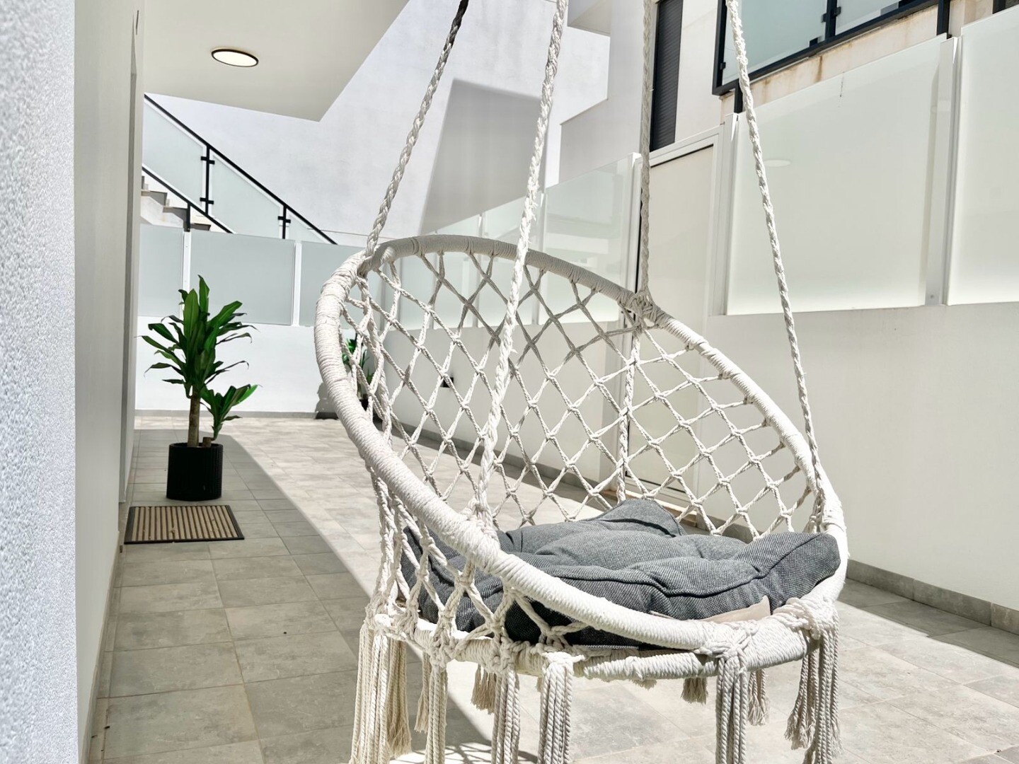 Maison individuelle moderne et exclusive avec piscine privée, terrasses spacieuses et grand garage en sous-sol pouvant accueillir plusieurs véhicules.