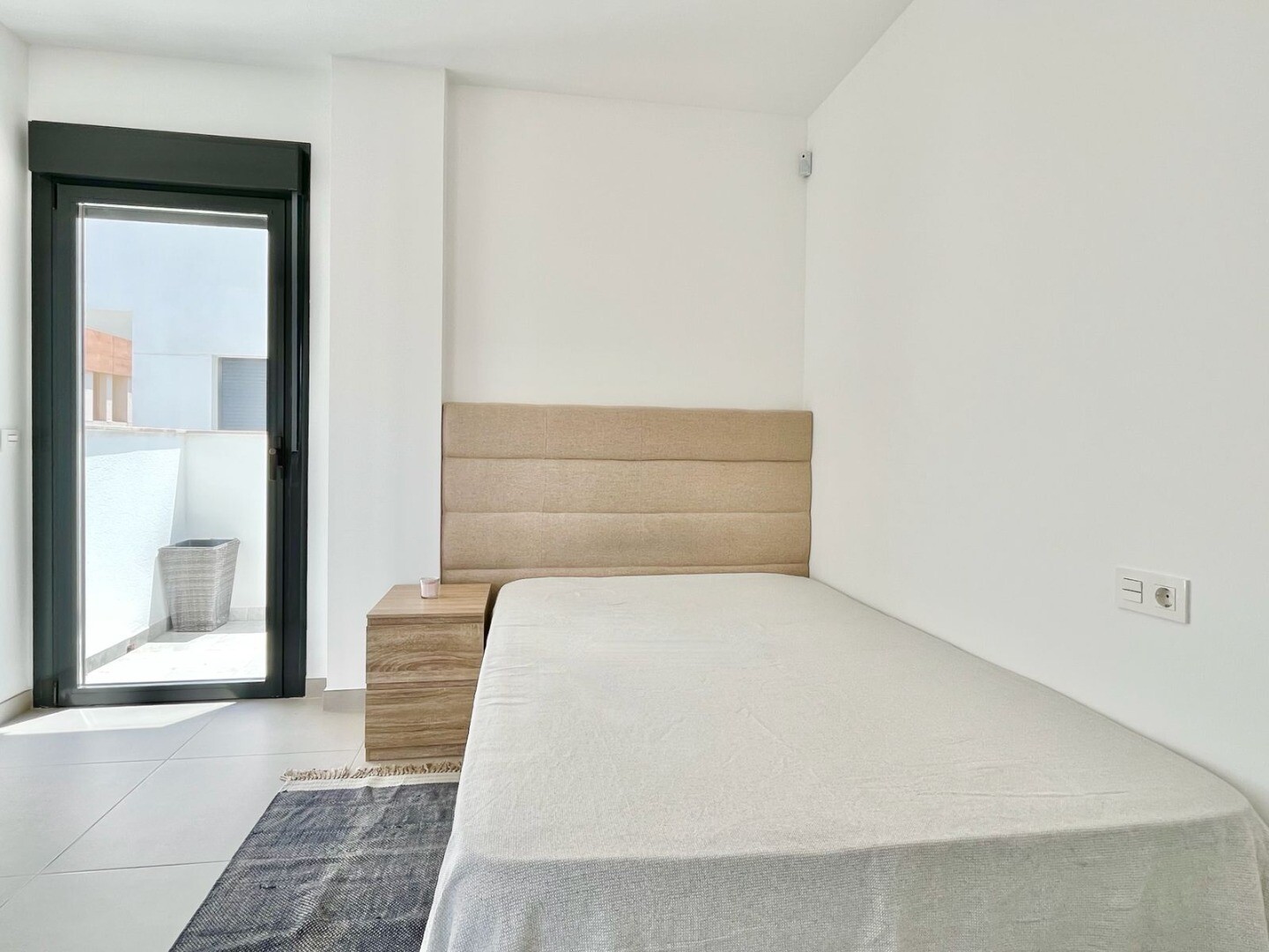 Maison individuelle moderne et exclusive avec piscine privée, terrasses spacieuses et grand garage en sous-sol pouvant accueillir plusieurs véhicules.
