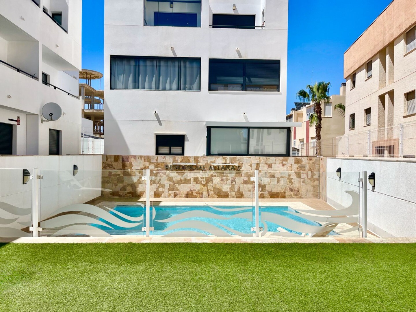 Maison individuelle moderne et exclusive avec piscine privée, terrasses spacieuses et grand garage en sous-sol pouvant accueillir plusieurs véhicules.