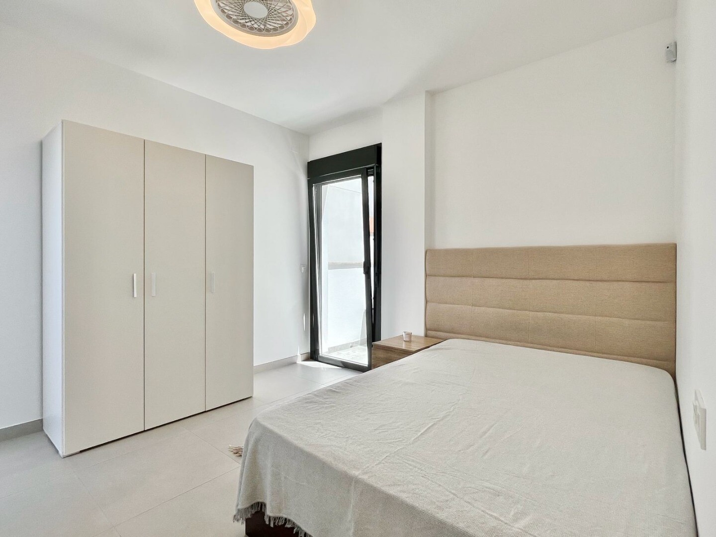 Maison individuelle moderne et exclusive avec piscine privée, terrasses spacieuses et grand garage en sous-sol pouvant accueillir plusieurs véhicules.
