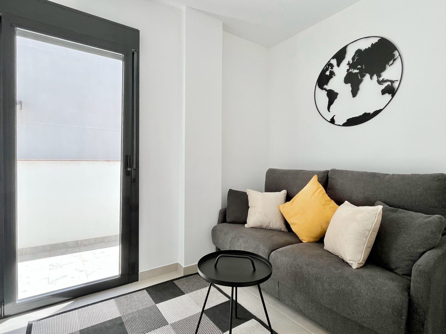 Maison individuelle moderne et exclusive avec piscine privée, terrasses spacieuses et grand garage en sous-sol pouvant accueillir plusieurs véhicules.