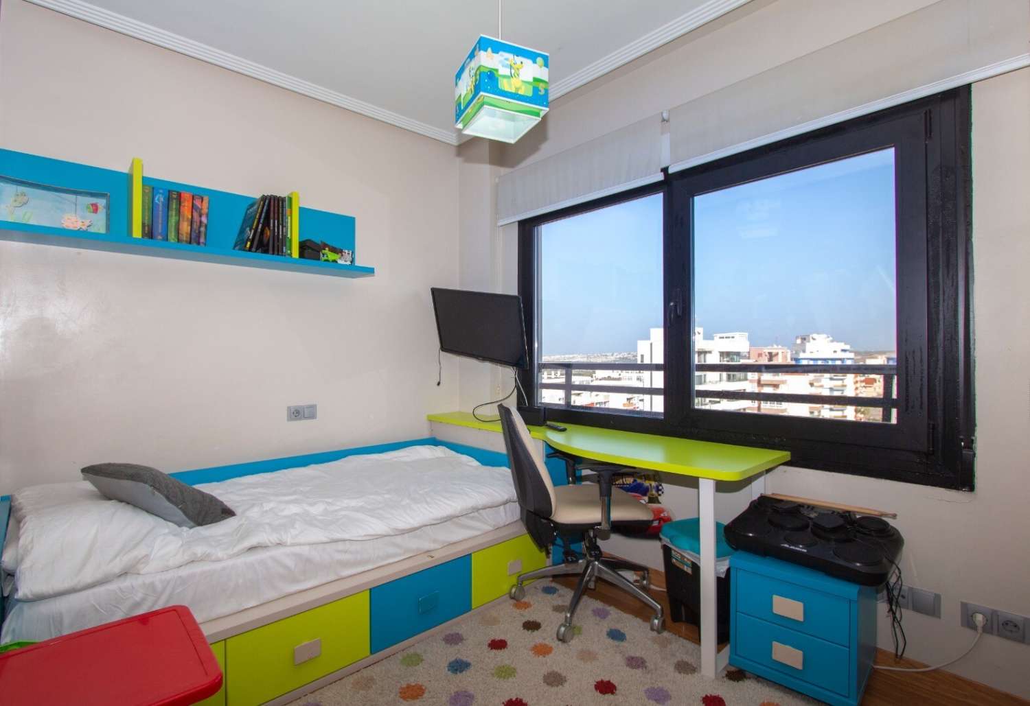 Amplio ático con vistas panorámicas al mar en primera línea del mar