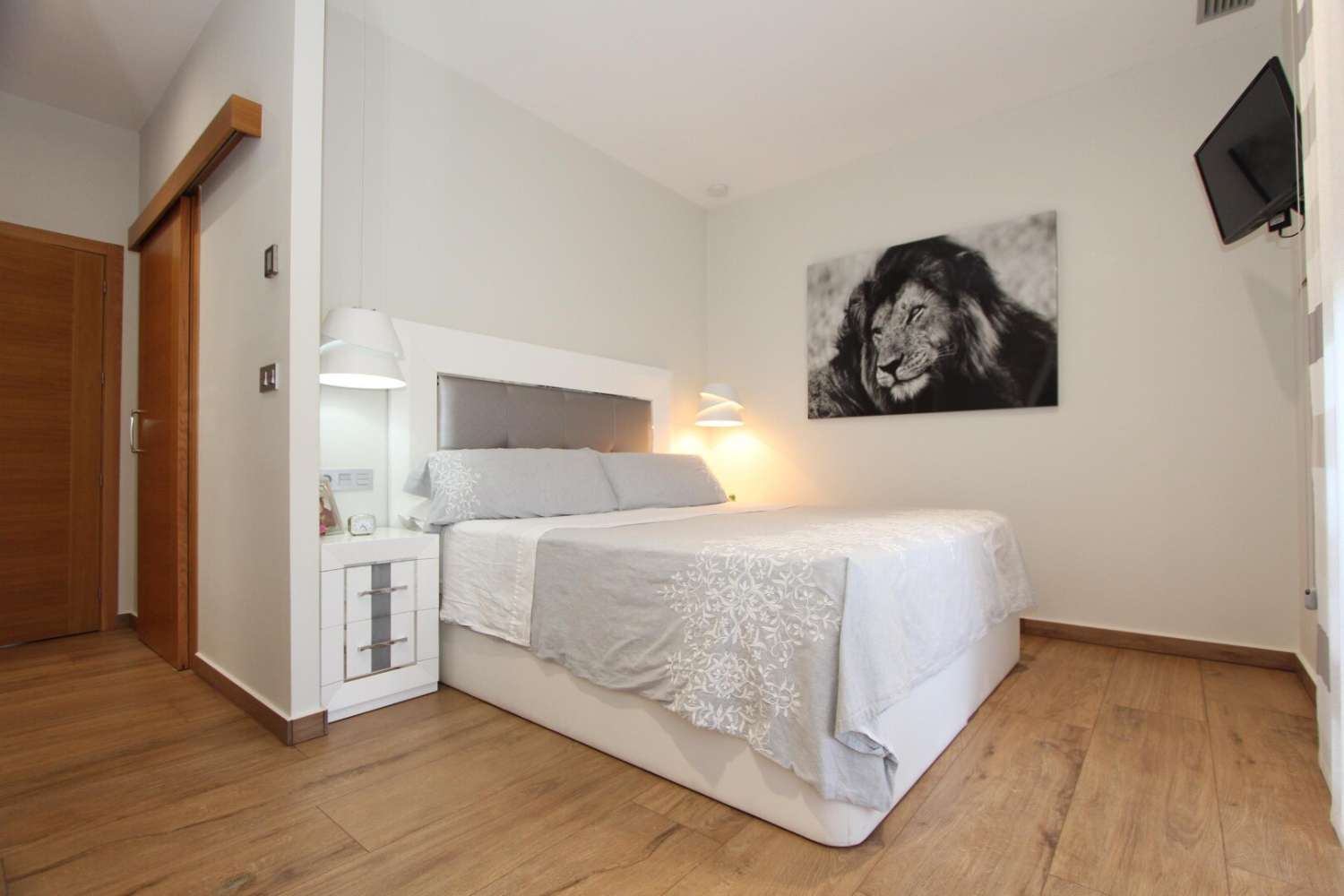 Tu refugio perfecto: un chalet independiente con grandes detalles y acabados excepcionales.