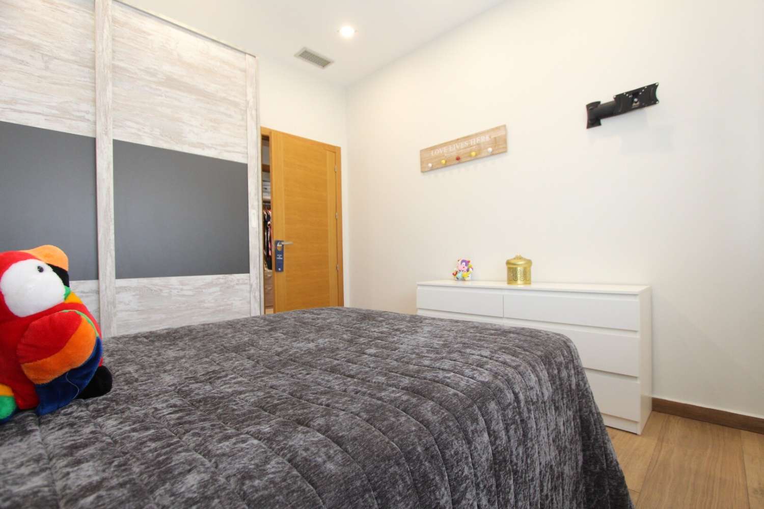 Tu refugio perfecto: un chalet independiente con grandes detalles y acabados excepcionales.