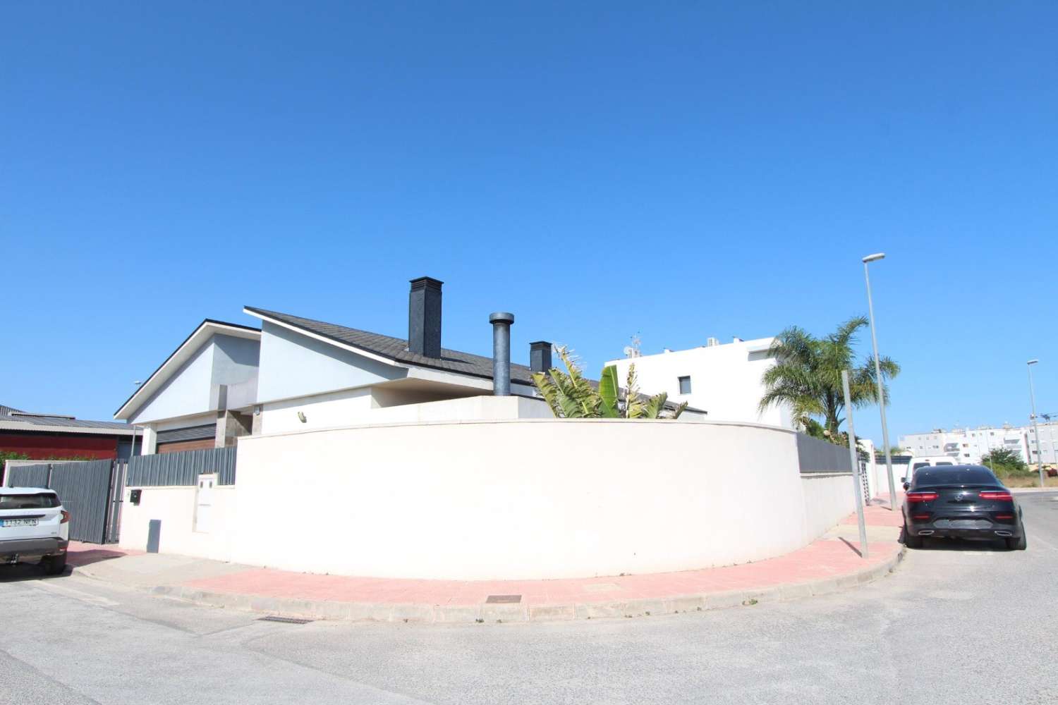 Tu refugio perfecto: un chalet independiente con grandes detalles y acabados excepcionales.