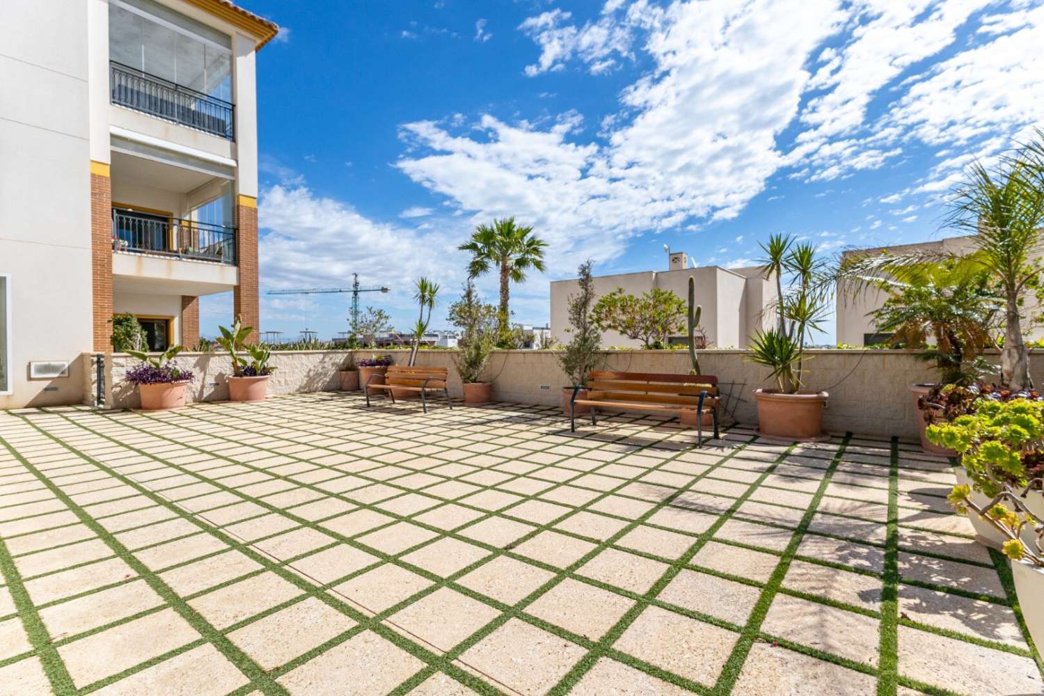 Exclusivo apartamento de reciente construcción en moderno residencial con completas zonas comunes y vistas al mar.
