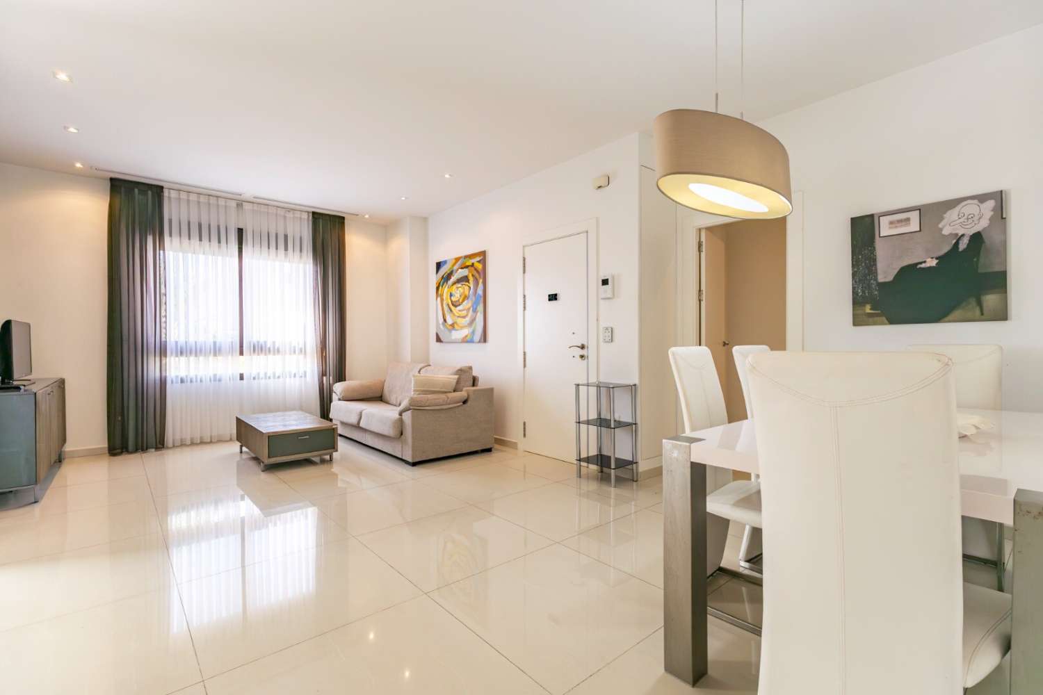 Exclusivo apartamento de reciente construcción en moderno residencial con completas zonas comunes y vistas al mar.