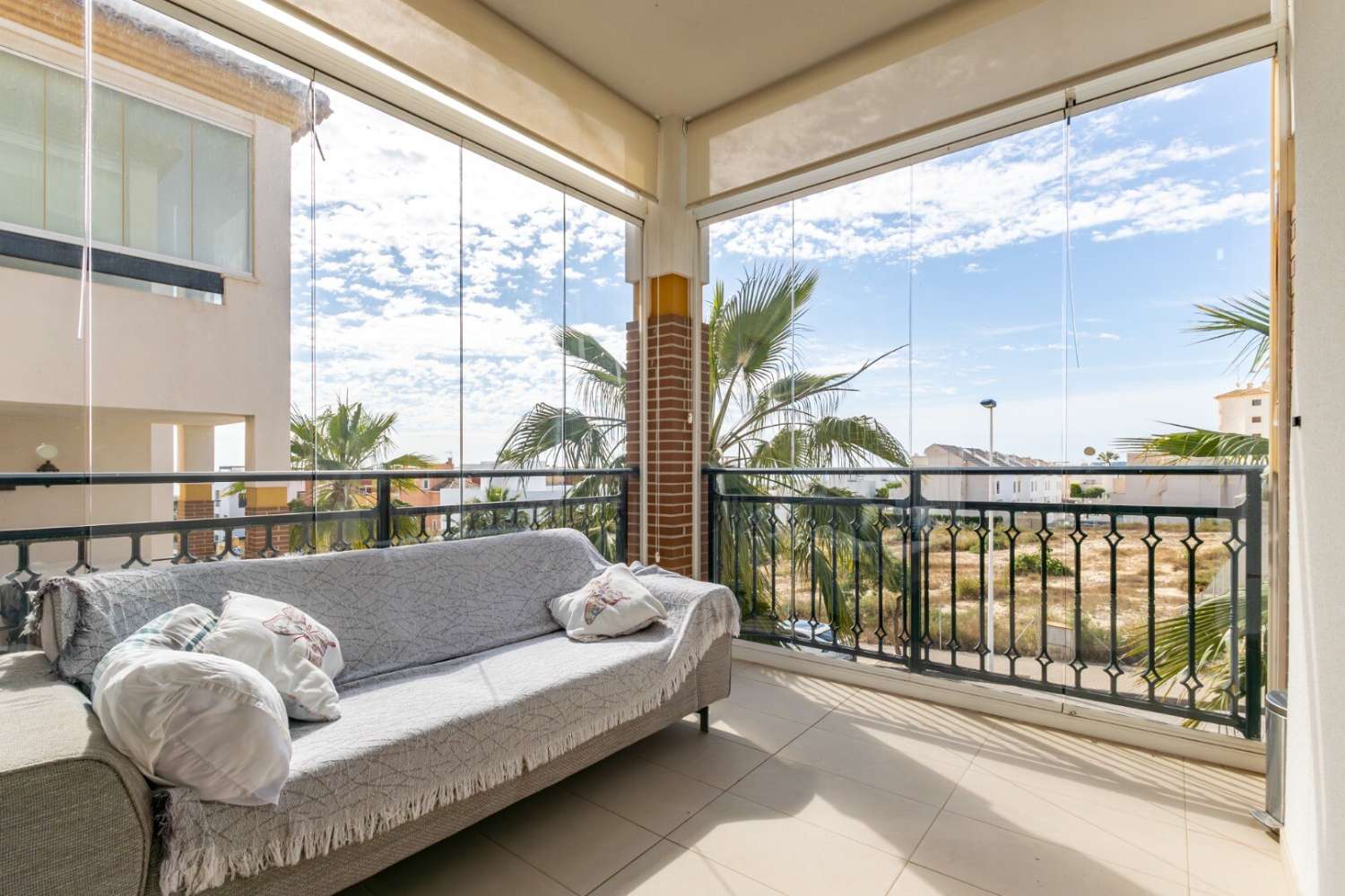 Exclusivo apartamento de reciente construcción en moderno residencial con completas zonas comunes y vistas al mar.