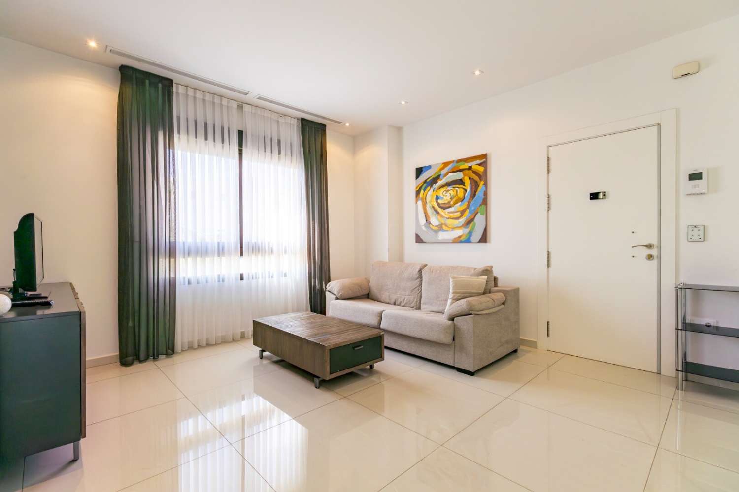 Exclusivo apartamento de reciente construcción en moderno residencial con completas zonas comunes y vistas al mar.