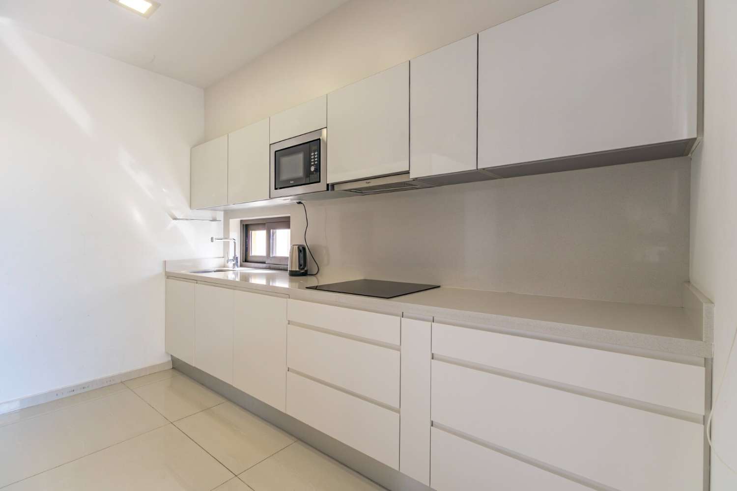 Exclusivo apartamento de reciente construcción en moderno residencial con completas zonas comunes y vistas al mar.