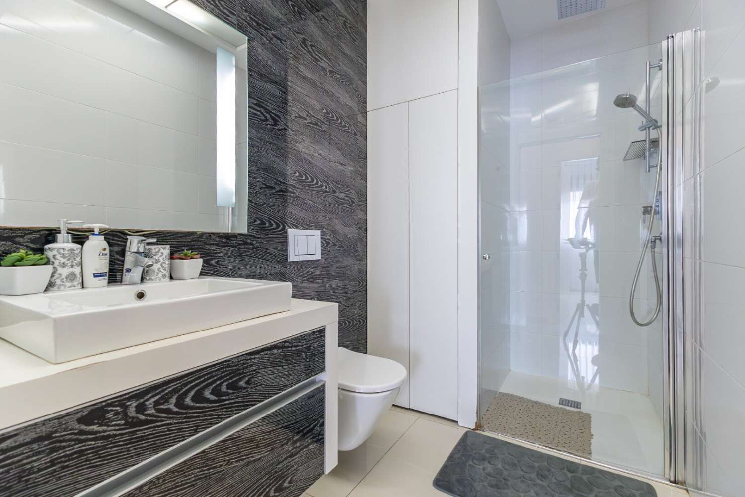 Exclusivo apartamento de reciente construcción en moderno residencial con completas zonas comunes y vistas al mar.