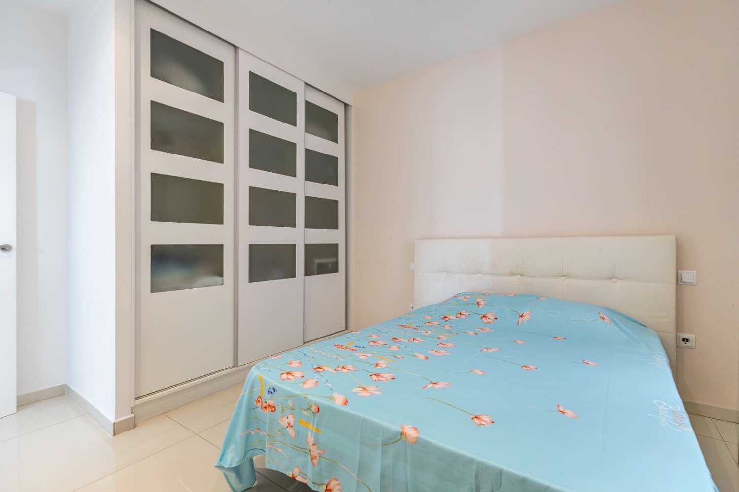 Exclusivo apartamento de reciente construcción en moderno residencial con completas zonas comunes y vistas al mar.
