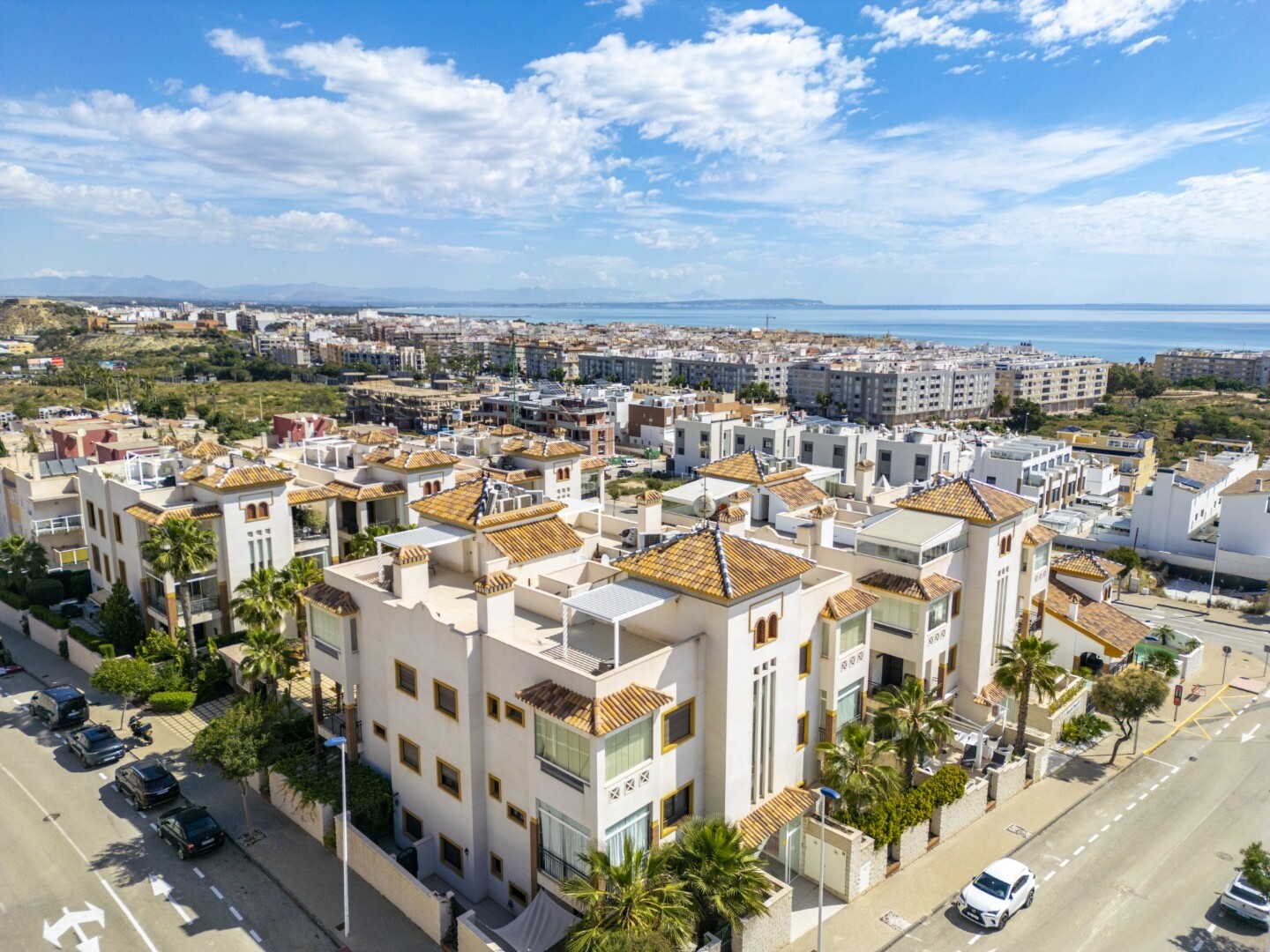 Exclusivo apartamento de reciente construcción en moderno residencial con completas zonas comunes y vistas al mar.