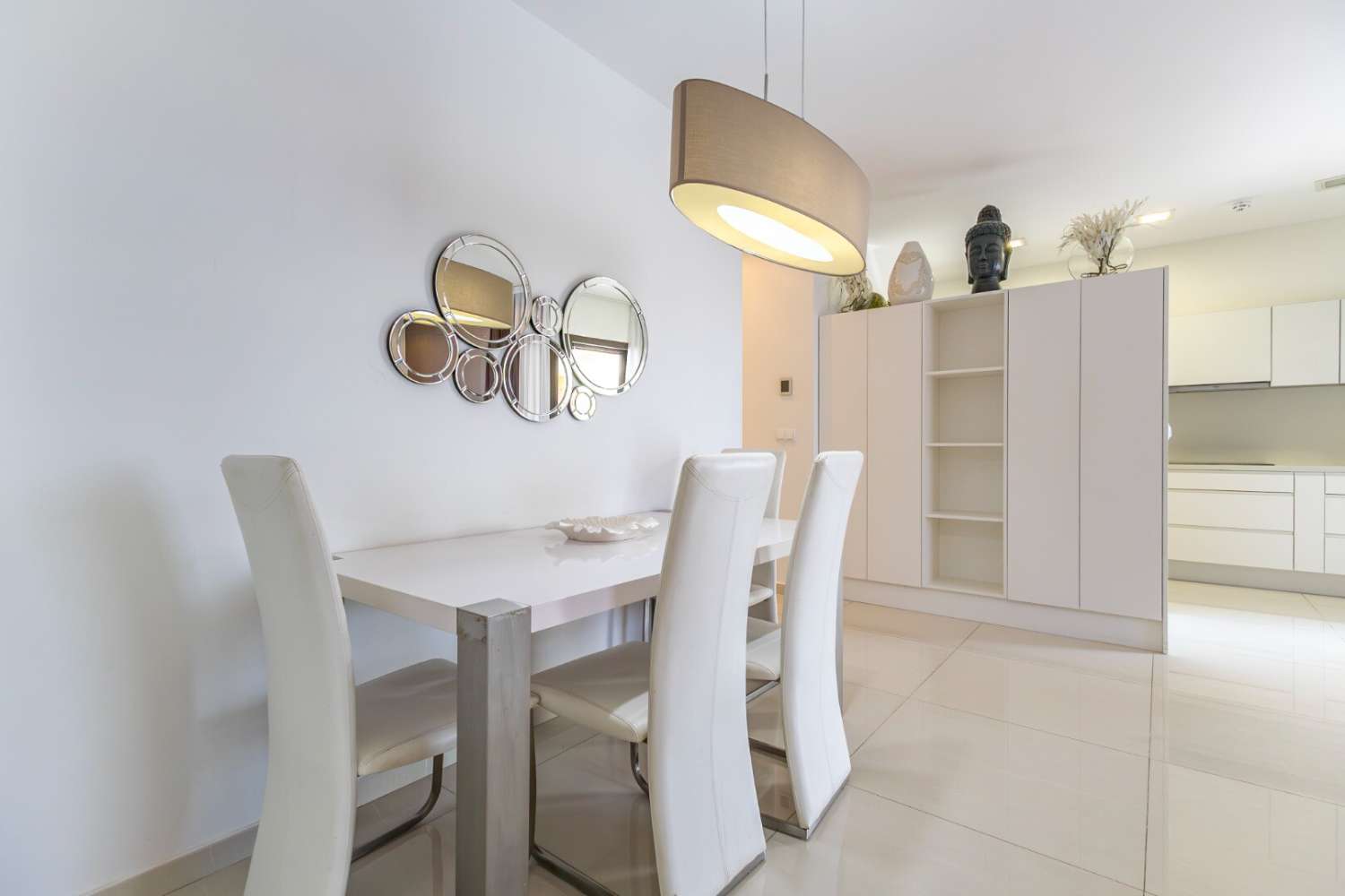 Exclusivo apartamento de reciente construcción en moderno residencial con completas zonas comunes y vistas al mar.