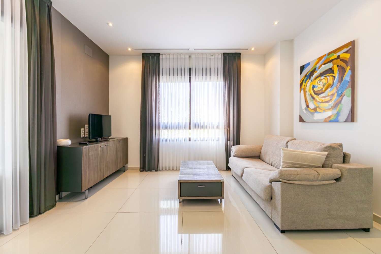Exclusivo apartamento de reciente construcción en moderno residencial con completas zonas comunes y vistas al mar.