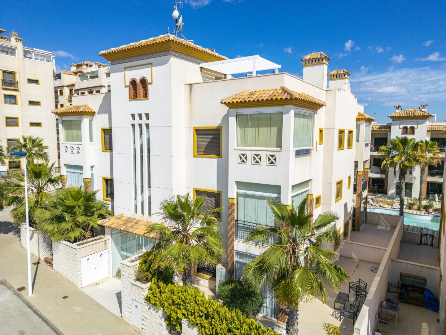 Exclusivo apartamento de reciente construcción en moderno residencial con completas zonas comunes y vistas al mar.