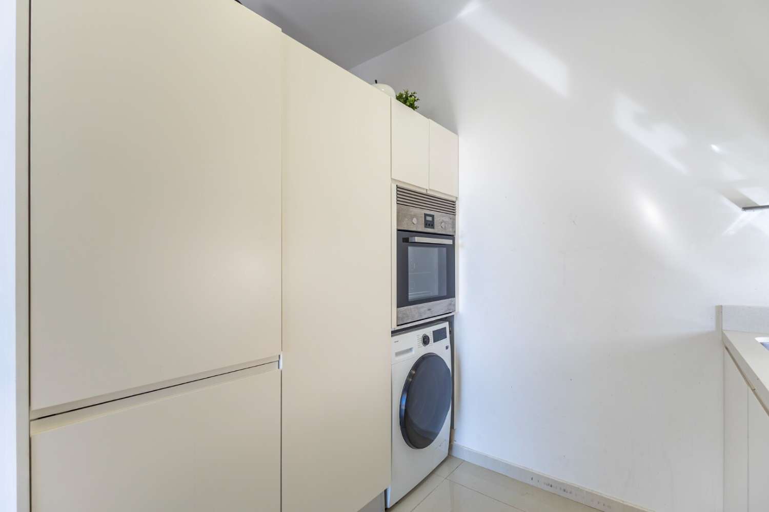 Exclusivo apartamento de reciente construcción en moderno residencial con completas zonas comunes y vistas al mar.